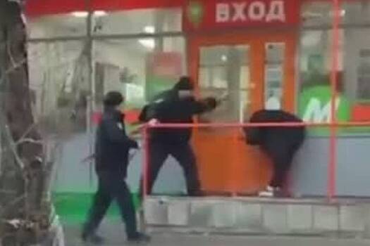 Задержание расправившегося с сотрудницей директора российского магазина попало на видео