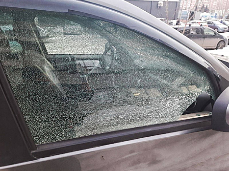 Неизвестный открыл огонь по машинам в сибирском городе