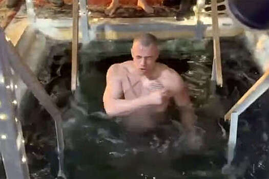 112: рэпер Macan отметил крещенские купания с сослуживцами