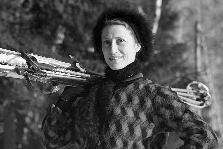 Балерина Майя Плисецкая во время лыжной прогулки, 1 февраля 1962 года