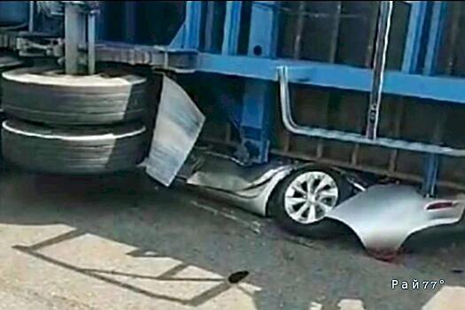 Водитель завалил фуру и превратил в лепёшку легковой автомобиль