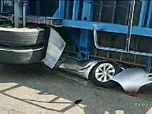 Водитель завалил фуру и превратил в лепёшку легковой автомобиль