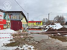 Россияне прошли мимо тонущего в вырытой коммунальщиками яме человека