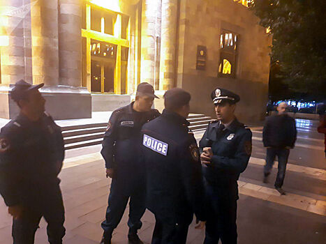 Мужчина с гранатой пытался проникнуть в здание правительства Армении