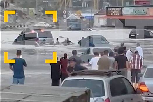 В Дагестане курсант МВД спас семью с новорожденным из тонущего автомобиля