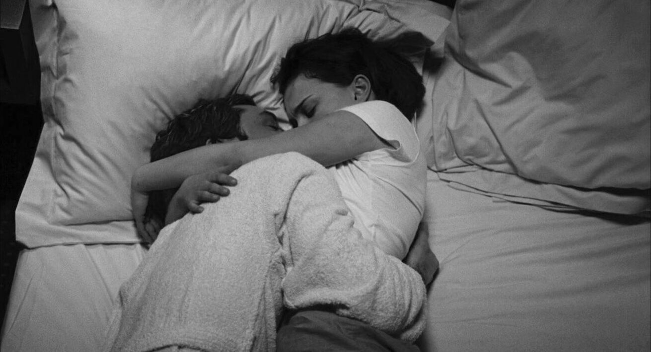 Спят вместе в постели. Люди спят в обнимку. Папарень с девушкой спат в обнимку. Спать с любимым.