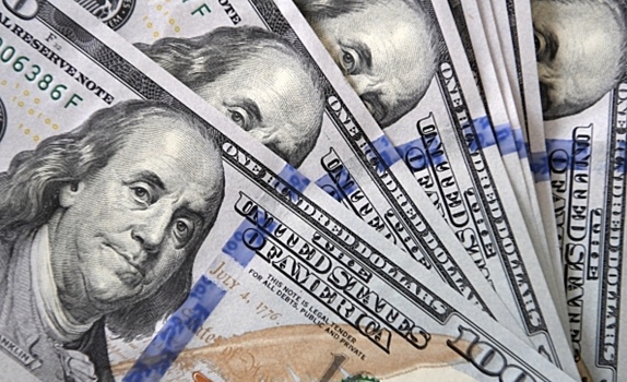 Курс доллара упал до 76 рублей впервые за 2,5 года