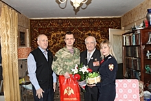 Волгоградские росгвардейцы поздравили ветерана с 23 февраля
