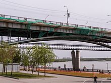 Спасатели отговорили новосибирца прыгать с Октябрьского моста в Обь