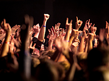 Вирусолог назвал безумием массовые мероприятия в разгар пандемии