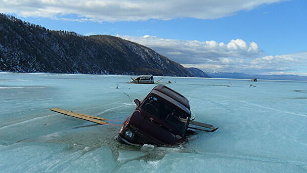 30 автомобилей провалились под лед в российском городе