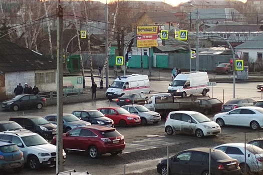«Двоих увезли на скорой»: пассажиры напали на водителя челябинского такси