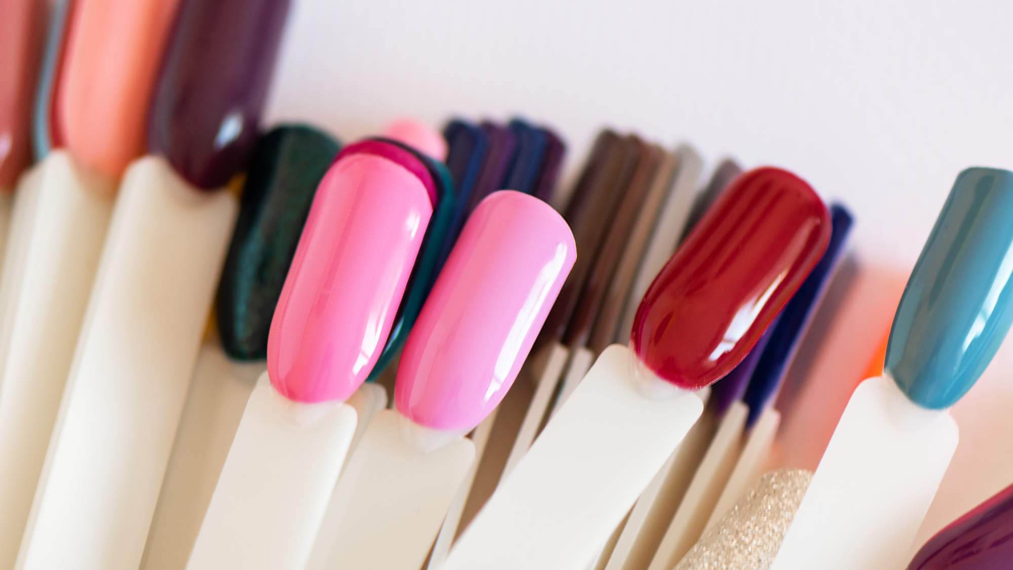 Дерматологи предупреждают о вреде домашнего маникюра