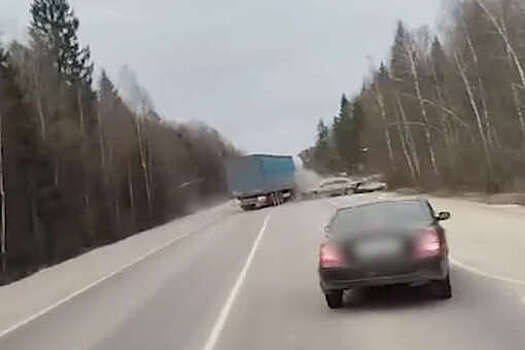 В Калужской области на видео попало, как фура протаранила встречную легковушку