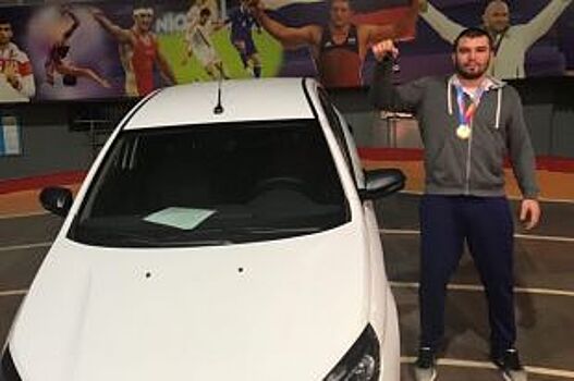 Борец Хасан Хубаев выиграл автомобиль на турнире памяти Сослана Андиева