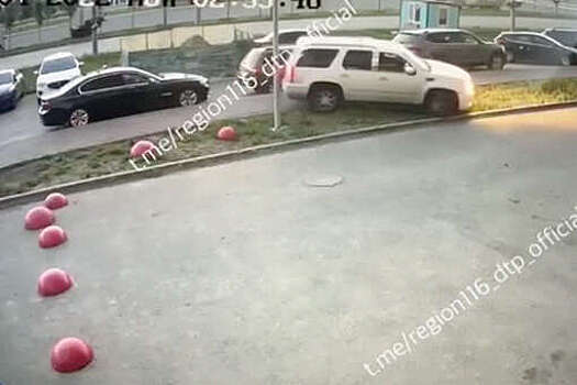 В Казани жильцы дома не могут справиться с нарушителем, который по газонам заезжает к подъезду