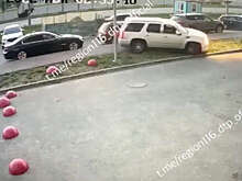 В Казани жильцы дома не могут справиться с нарушителем, который по газонам заезжает к подъезду