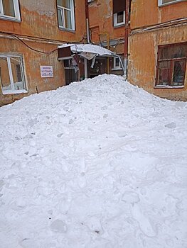 В доме на Карла Маркса вход в подъезд завалило снегом