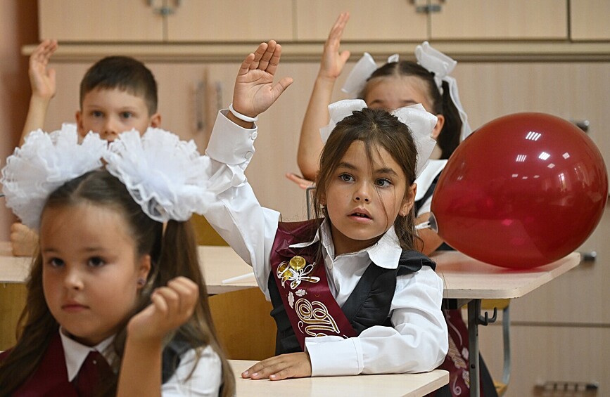 Школьники во время классного собрания по окончании торжественной линейки, посвященной началу учебного года, в школе №7 им. А.В. Мокроусова в Симферополе