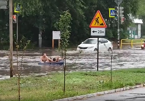 В Самаре ливнем затопило дороги и крупный торговый центр