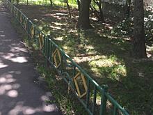 Во дворе на улице Плещеева восстановили газонное ограждение