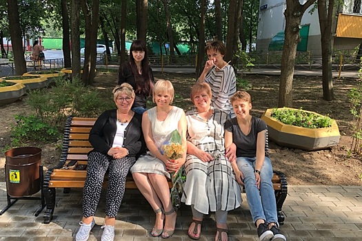 У входа в библиотеку № 180 организовали небольшой скверик