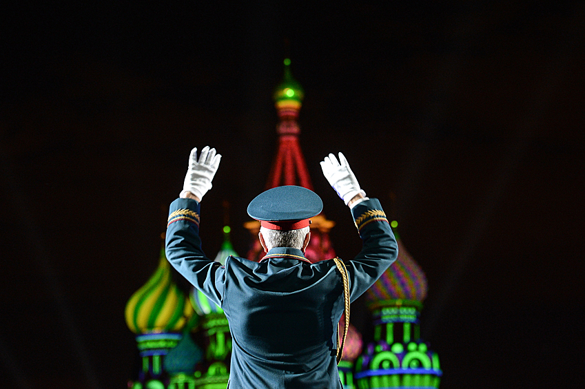 Главный военный дирижер России Валерий Халилов во время подготовки к открытию Международного военно-музыкального Фестиваля "Спасская башня" на Красной площади в Москве, 2014