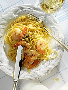Спагетти с креветками и фисташками