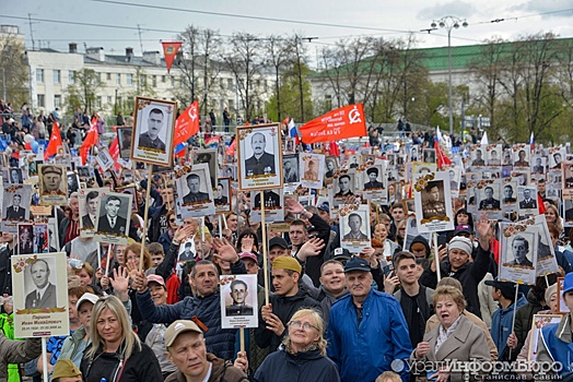 По Екатеринбургу прокатилась многотысячная река "Бессмертного полка"