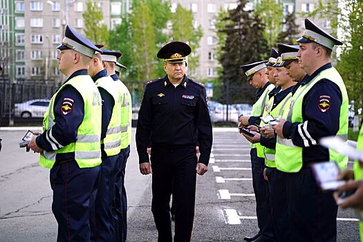 Глава ГУ МВД Челябинской области поощрил отличившихся сотрудников ГИБДД