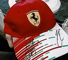 Житель Самары продает кепку с автографами пилотов "Формулы - 1" за 100 тысяч рублей
