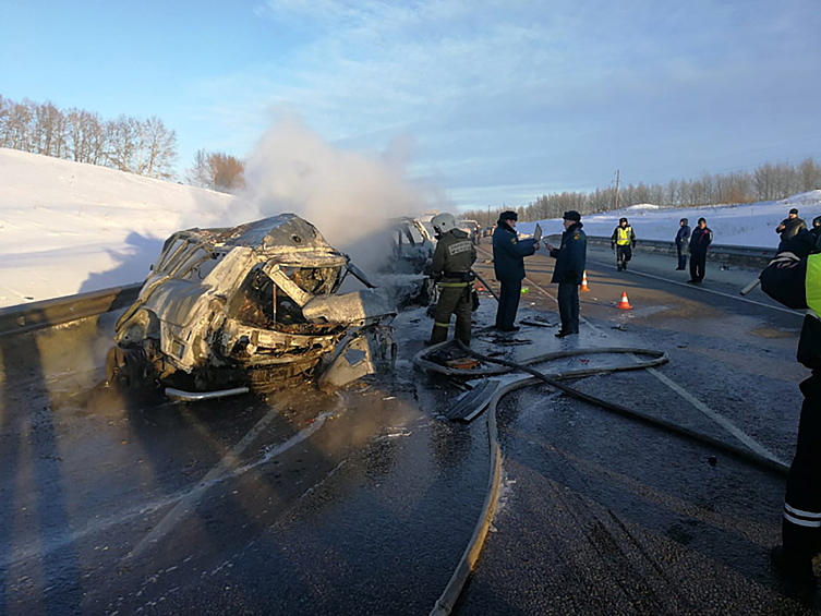 По предварительным данным полиции, водитель автомобиля "Лексус", следовавшего в сторону Воронежа, не справился с управлением и столкнулся ещё с двумя автомобилями «Киа Рио» и «Тойота Лэнд Крузер» 