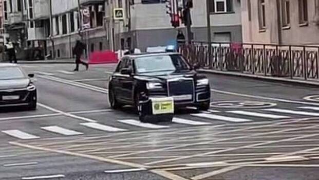 Робот-доставщик перегородил путь кортежу Aurus с мигалкой в Москве