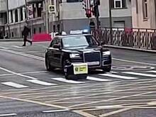 Робот-доставщик перегородил путь кортежу Aurus с мигалкой в Москве