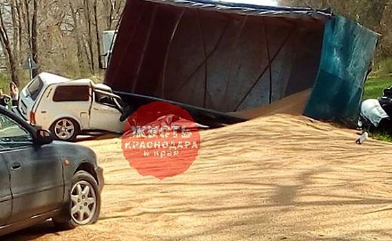 В Адыгее кузов перегруженного зерновоза раздавил "Ниву". Есть погибшие