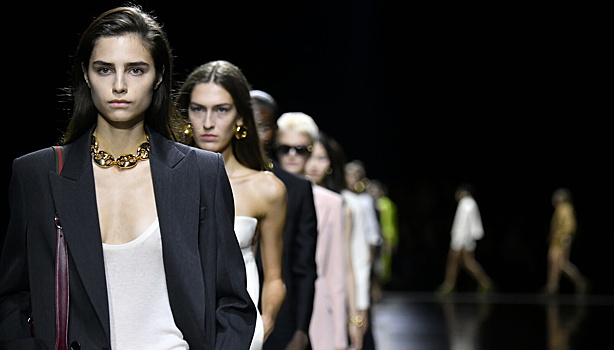 Российская модель Аня Россолович открыла показ бренда Gucci