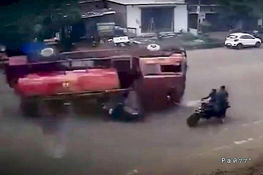 Бензовоз опрокинулся на мотоциклистов в Индии