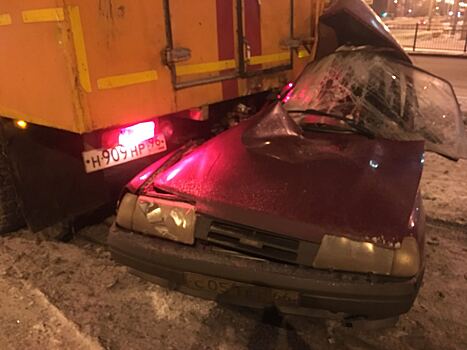 «Водитель в шоке»: на проспекте Космонавтов ИЖ влетел под ЗИЛ аварийной службы