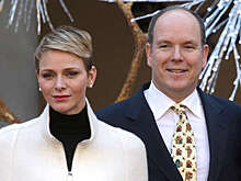 Княгиня Монако Шарлен вышла на публику с сумкой за 600 тысяч рублей