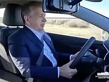 Президент Узбекистана проехался по разбитой дороге и разочаровался в ее качестве