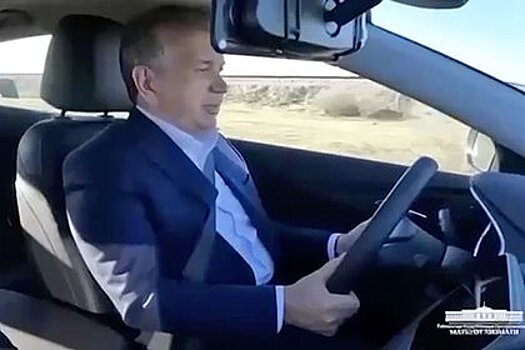 Президент Узбекистана проехался по разбитой дороге и разочаровался в ее качестве