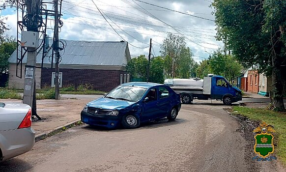 Молоковоз врезался в легковушку: пострадали взрослый и ребенок