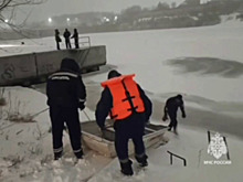 Машина с людьми провалилась под лед в Казани