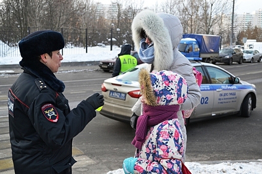 Юные зеленоградцы получили от полицейских светоотражающие брелки