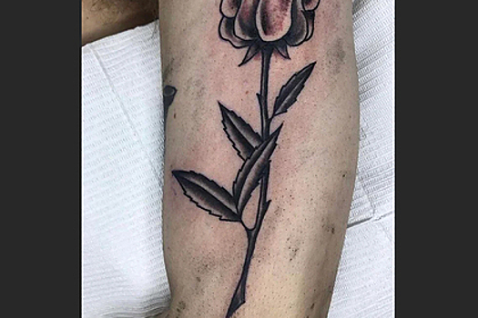 В сети разглядели непристойность в татуировке мужчины с изображением розы