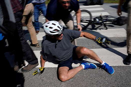 Президент США Байден после падения с велосипеда попрыгал в ответ на вопрос о самочувствии