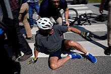 Президент США Байден после падения с велосипеда попрыгал в ответ на вопрос о самочувствии