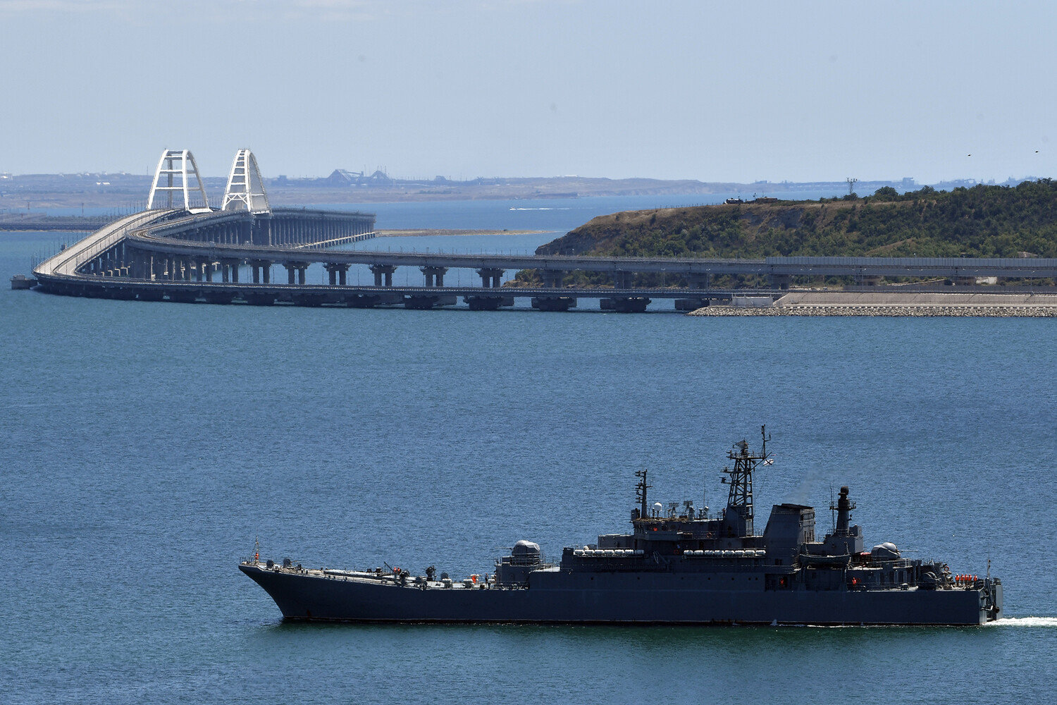 Движение автотранспорта через Крымский мост восстановили
