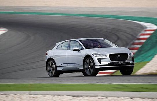 Audi RS3 соревновался с Jaguar I-Pace