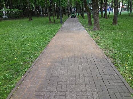 На одной из дорожек Бабушкинского парка восстановили плитку